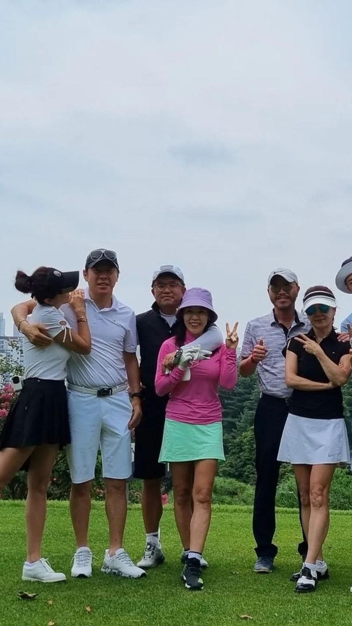 Rumah tangganya dengan pelatih Timnas Indonesia sepakbola ini tampak harmonis. Ini momen mesra saat golf bareng bersama keluarga.
