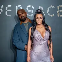 Kim Kardashian dan Kanye West menjadi tuan rumah pesta Natal Keluarga Kardashian-Jenner, menggantikan tugas Kris Jenner. (Roy Rochlin / GETTY IMAGES NORTH AMERICA / AFP)