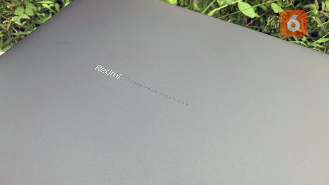 Tampak cover layar RedmiBook 15 lengkap dengan logo Redmi. (Liputan6.com/ Yuslianson)