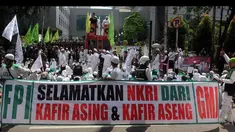 20 Perwakilan massa gabungan Gerakan Masyarakat Jakarta diterima anggota dewan. Sambil menunggu hasil pertemuan, massa lainnya menggelar salat zuhur berjamaah di depan Gedung DPRD DKI Jakarta.
