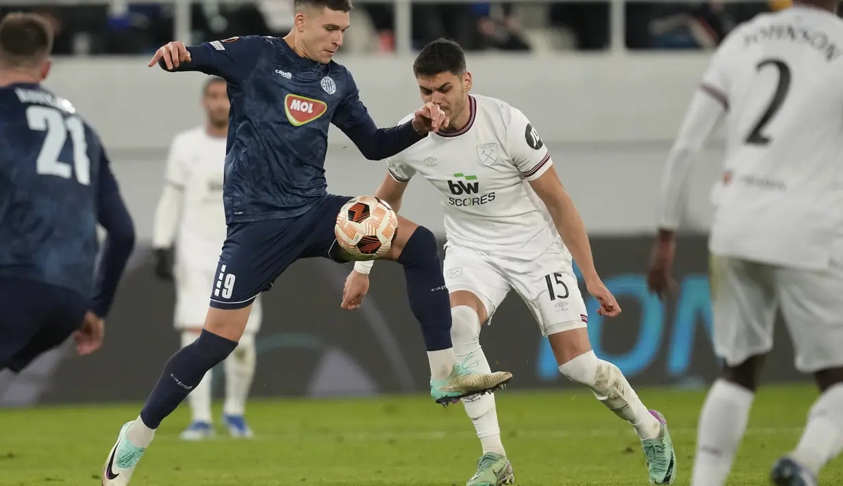 <p>Kemenangan itu menjadian West Ham menduduki puncak klasemen Grup A dengan poin 12. (AP Photo/Darko Vojinovic)</p>