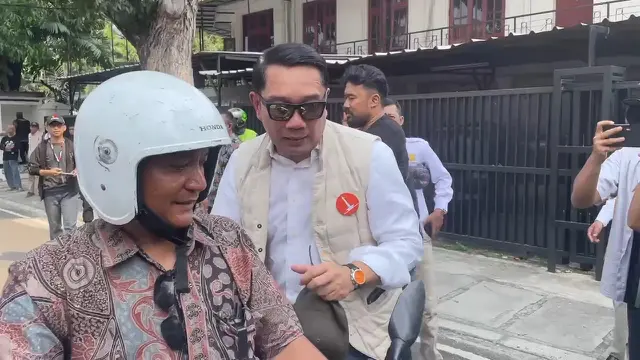 Calon gubernur Jakarta nomor urut 01, Ridwan Kamil, naik ojek. (Liputan6.com/Lizsa Egeham)