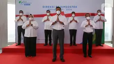 Direktur Utama BP Jamsostek Anggoro Eko Cahyo (tengah) bersama jajaran Direksi saat perkenalan direksi periode 2021-2026 di Plaza BP Jamsostek, Jakarta, Selasa (23/2/2021). Jajaran direksi berharap formasi yang ada saat ini dapat meningkatkan kinerja BPJS Ketenagakerjaan. (Liputan6.com/Fery Pradolo)