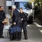 Petugas polisi tengah mengidentifikasi pengiriman 38 paket berbahaya ke kantor-kantor konsulat di Australia, Rabu 9 Januari 2019 (AFP/William West)