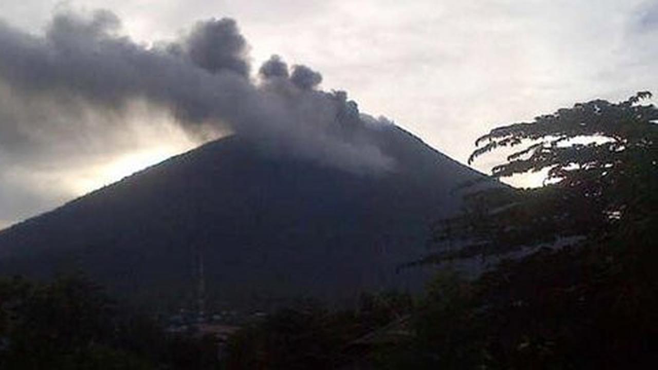 Gunung Gamalama 'batuk', Bandara Sultan Baabullah juga ditutup