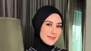 Kebayanya ia padukan dengan kain songket yang didominasi warna beige dan hijab warna hitam selaras dengan kebayanya. [@syahnazs].