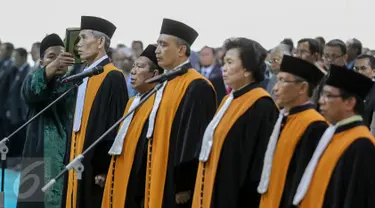 Enam Hakim Agung baru mengucapkan sumpah jabatan saat pelantikan yang dipimpin Ketua Mahkamah Agung (MA) Muhammad Hatta Ali di Gedung sekretariat MA, Jakarta, Rabu (5/8/2015). (Liputan6.com/Faizal Fanani)