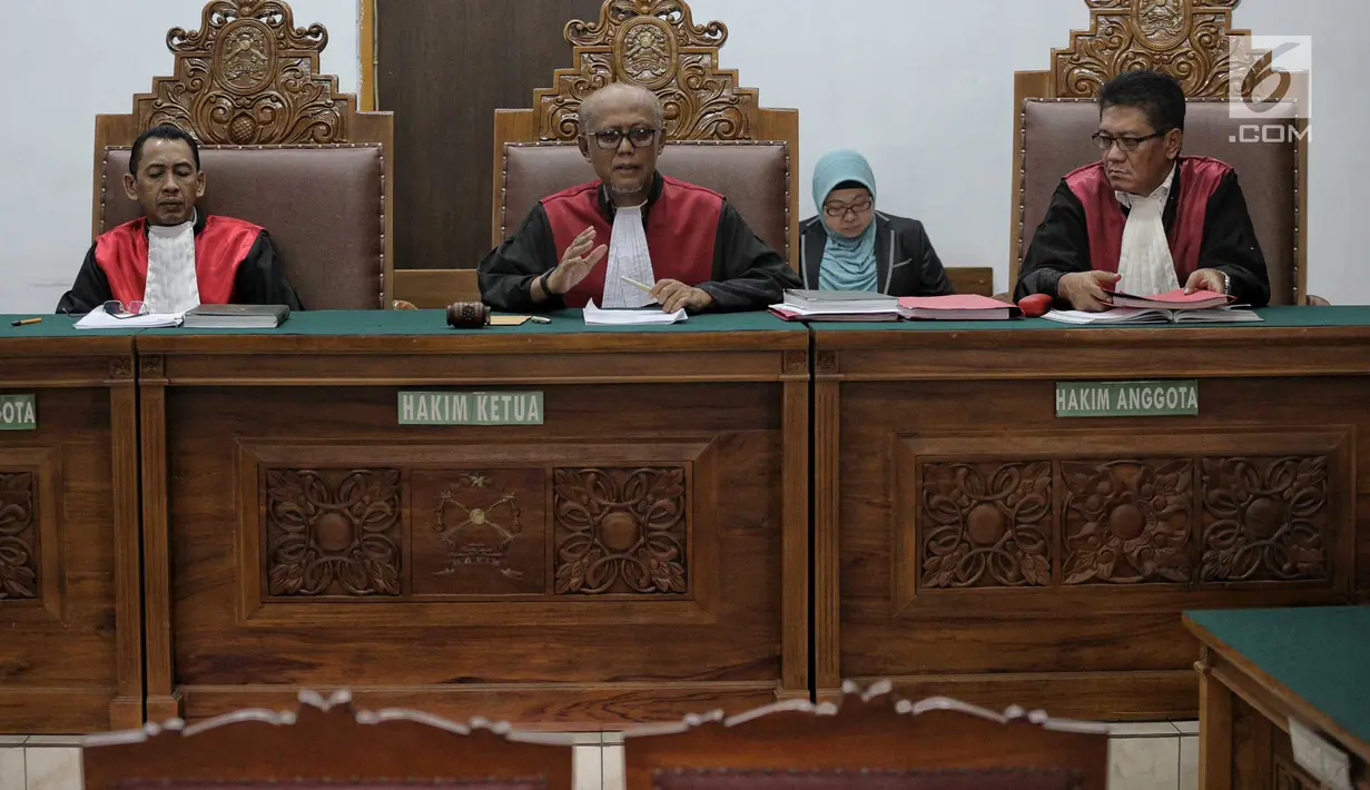 Hakim Ketua Achmad Guntur saat menghadiri sidang putusan kasus kepemilikan senjata api ilegal dan satwa liar terdakwa Gatot Brajamusti di Pengadilan Negeri Jakarta Selatan, Kamis (12/7). (Liputan6.com/Faizal Fanani)
