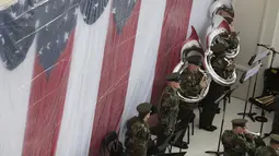 Anggota President's Own Marine Band memainkan terompet saat gladi resik pelantikan Donald Trump di U.S. Capitol, Washington, DC, AS (19/1). Trump tinggal menghitung jam menggantikan Barack Obama menjadi orang nomor satu AS. (AFP Photo/Timothy A. Clary)