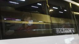 Pemain Timnas China berada di dalam bus meninggalkan Terminal 3 Bandara Soekarno-Hatta, tangerang, Senin (2/6/2025). (Bola.com/M Iqbal Ichsan)