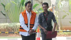 Gubernur Kepulauan Riau nonaktif Nurdin Basirun (kiri) tiba untuk menjalani pemeriksaan di gedung KPK, Jakarta, Senin (5/8/2019). Nurdin Basirun diperiksa sebagai saksi untuk tersangka pengusaha Abu Bakar terkait aliran suap izin lokasi rencana reklamasi di wilayah Kepri. (merdeka.com/Dwi Narwoko)