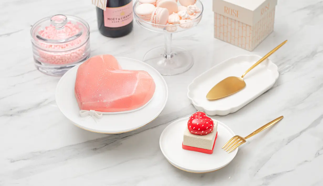 Berbagi tanda kasih juga menjadi salah satu hal yang menjadi ciri khas di Hari Valentine. The St. Regis Jakarta memiliki opsi hadiah menggemaskan yang terkemas apik dan jangan sampai dilewatkan. Dari Heart Shaped Pralines box - 9 Pieces (IDR 250,000++) hingga Strawberry Tiramisu cake (IDR 650,000++). / Foto dok: The St. Regis Jakarta.
