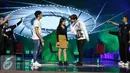 Aktris Prilly Latuconsina,  Aliando Syarief dan Teuku Rassya beserta The Dance Icon sedang latihan drama musikal  untuk tampil di HUT SCTV ke-26 di Istora Senayan, Jakarta, Senin (22/8). (Liputan6.com/Herman Zakharia)