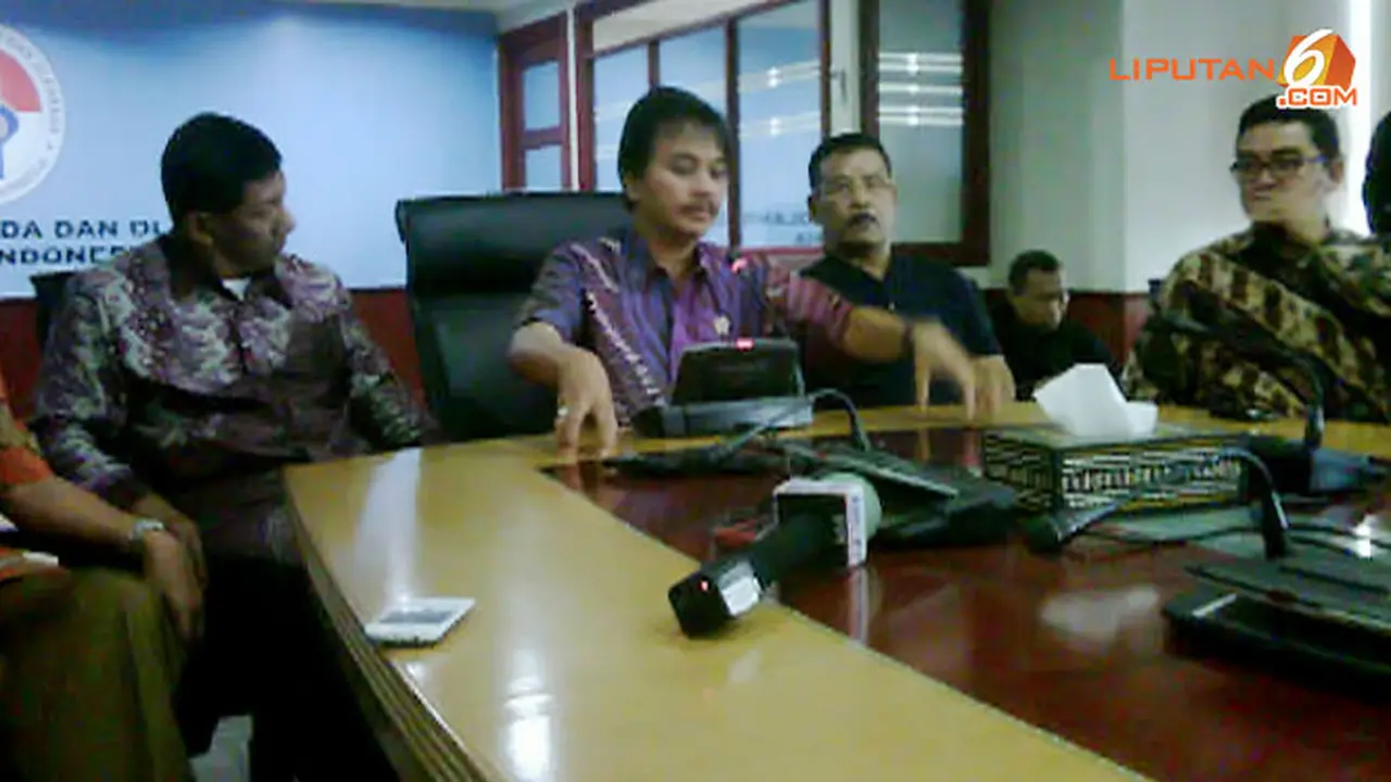 roy-suryo-menpora-130626b.jpg