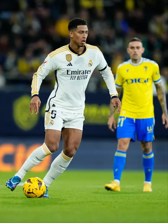 Kemenangan ini membuat Real Madrid naik ke puncak klasemen Liga Spanyol. Mereka mengoleksi 34 poin, unggul satu dari Girona yang harus turun ke posisi dua. Tapi Girona belum bertanding pekan ini. (AP Photo/Jose Breton)
