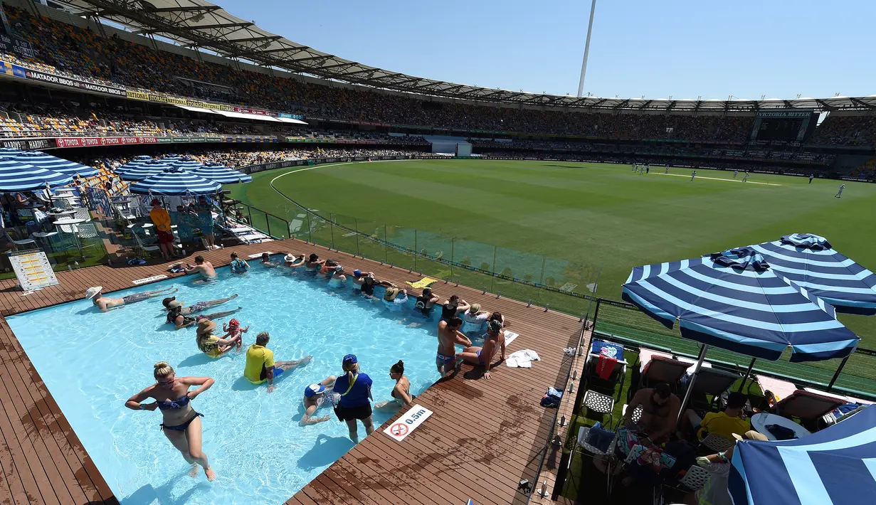 Sejumlah penonton berada di kolam renang menyaksikan pertandingan uji coba kriket antara Australia dan Pakistan di dalam stadion Gabba di Brisbane, Australia (15/12). (AFP Photo/Saeed Khan)