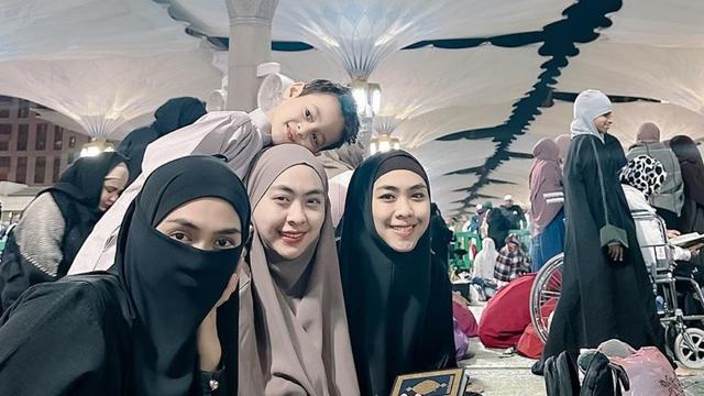 Ria Ricis dan Teuku Ryan Umroh