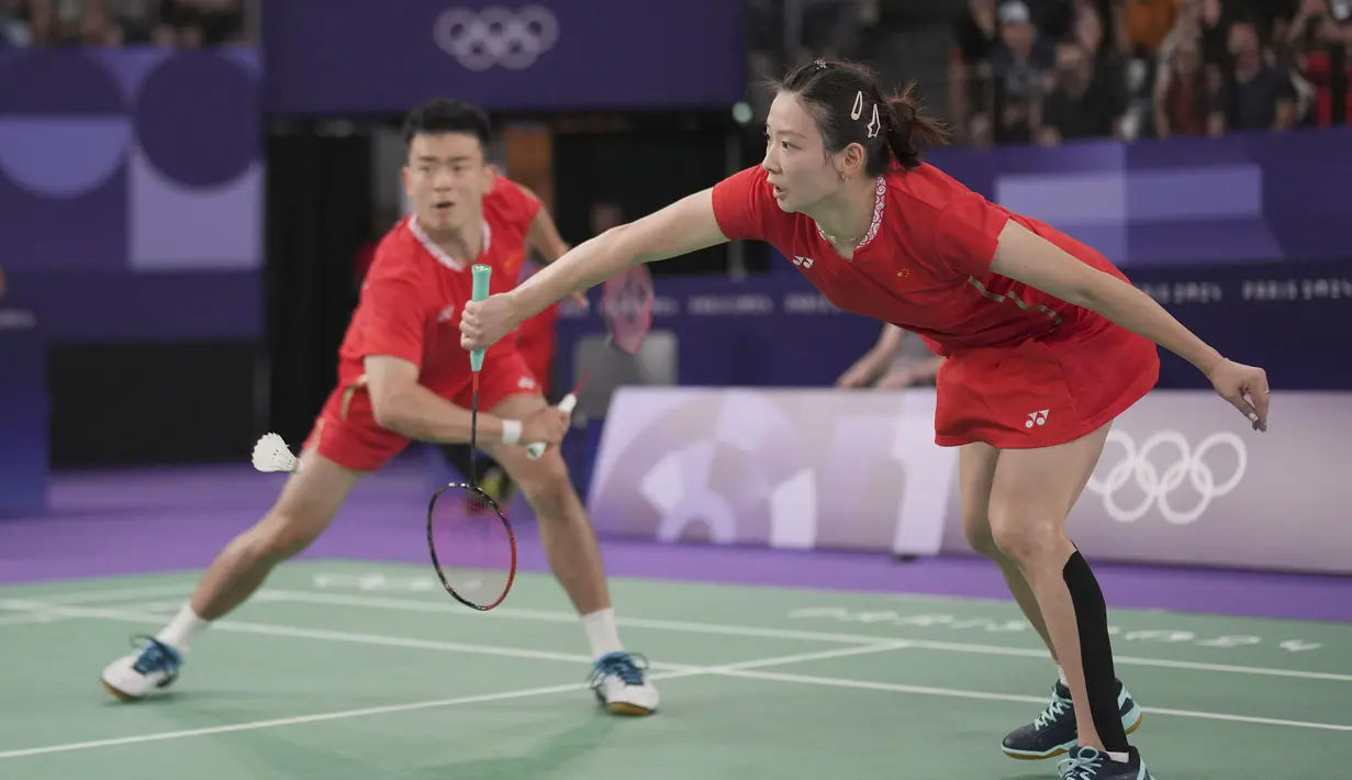 <p>Pemain ganda campuran Indonesia, Huang Yaqiong berusaha mengembalikan bola smes yang dilepaskan lawannya, wakil Indonesia Rinov Rivaldy/Pitha Haningtyas Mentari pada laga Grup A nomor ganda campuran bulu tangkis Olimpiade Paris 2024 di Porte de la Chapelle Arena, Prancis, Minggu (28/7/2024). Zheng Siwei/Huang Yaqiong menang 2-0 (21-10, 21-3). (AP Photo/Dita Alangkara)</p>