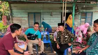 Kepala BPJS Ketenagakerjaan Cabang Binjai  T. M. Haris Sabri Sinar saat kunjungan kerumah duka Gusliana peserta BPJS Ketenagakerjaan yang menjadi korban tewas kebakaran pabrik korek api gas kabupaten Langkat, Sumatera Utara.