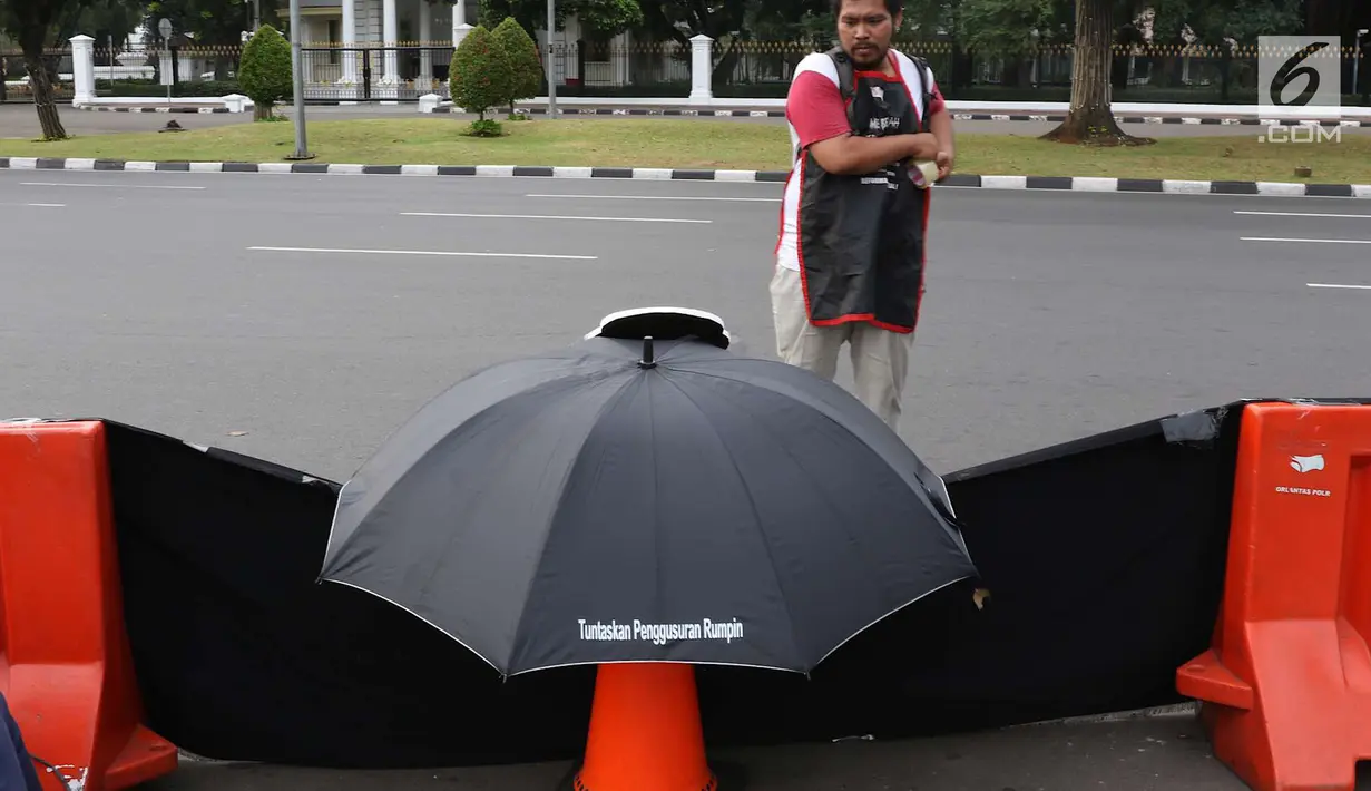 Aktivis JSKK saat menggelar aksi Kamisan ke-538 di depan Istana Negara, Jakarta, Kamis (17/5). Aksi tersebut sekaligus memeringati 20 tahun reformasi yang dinilai gagal mewujudkan enam agenda reformasi. (Liputan6.com/Immanuel Antonius)