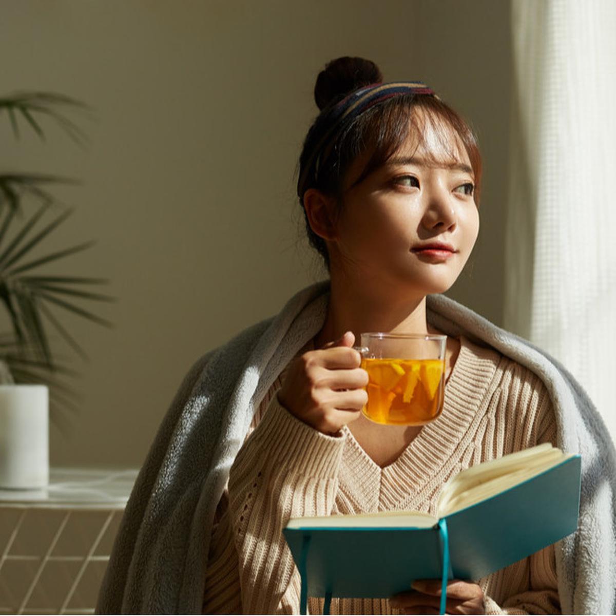 cantik santai minum teh kopi membaca buku