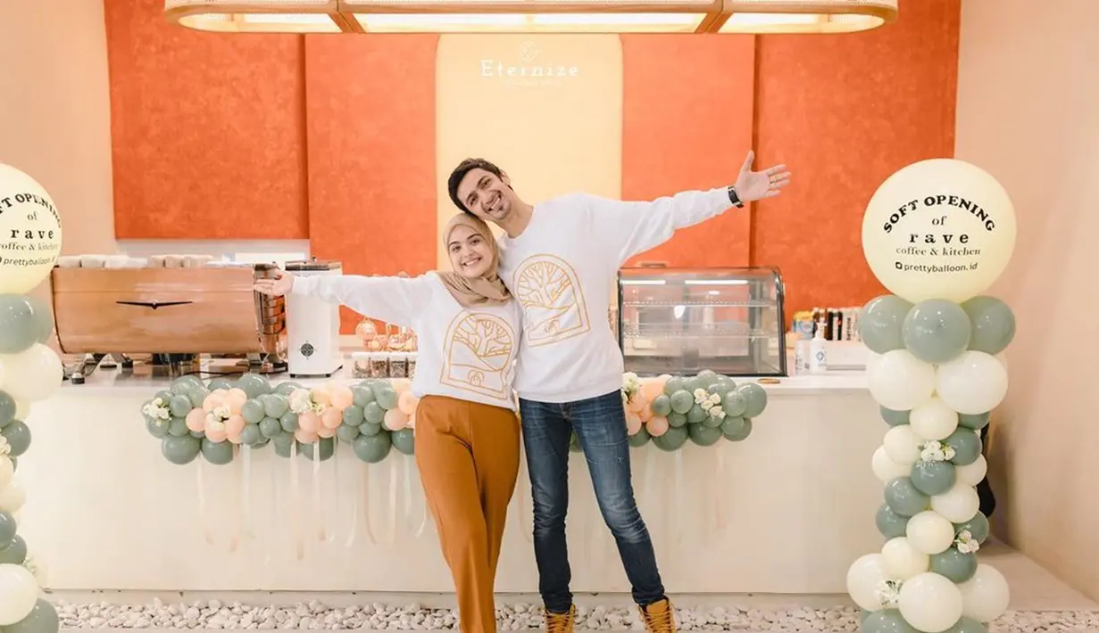 Kepakkan sayap di dunia bisnis, ini adalah potret romantis Vebby Palwinta dan Razi Bawazier saat soft opening coffee shop-nya pada Maret 2022 lalu. Sejak menikah dan dikaruniai anak, Vebby memang lebih fokus bisnis dan menepi dari industri hiburan. Menikah di usia 24 tahun, Vebby Palwinta tetap terlihat bak remaja 17 tahun. (Liputan6.com/IG/@vebbypalwinta)