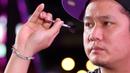 Pemain Darts, Tirta Suparjo saat berkompetisi dalam turnamen Darts National Competition series 2 yang berlangsung di Sedayu City, Jakarta, Minggu (28/04/2024). Tirta berhasil mempertahankan gelar juara setelah menang atas Haji Suwendi dengan skor 3-1. (Bola.com/Revi Muzaki)