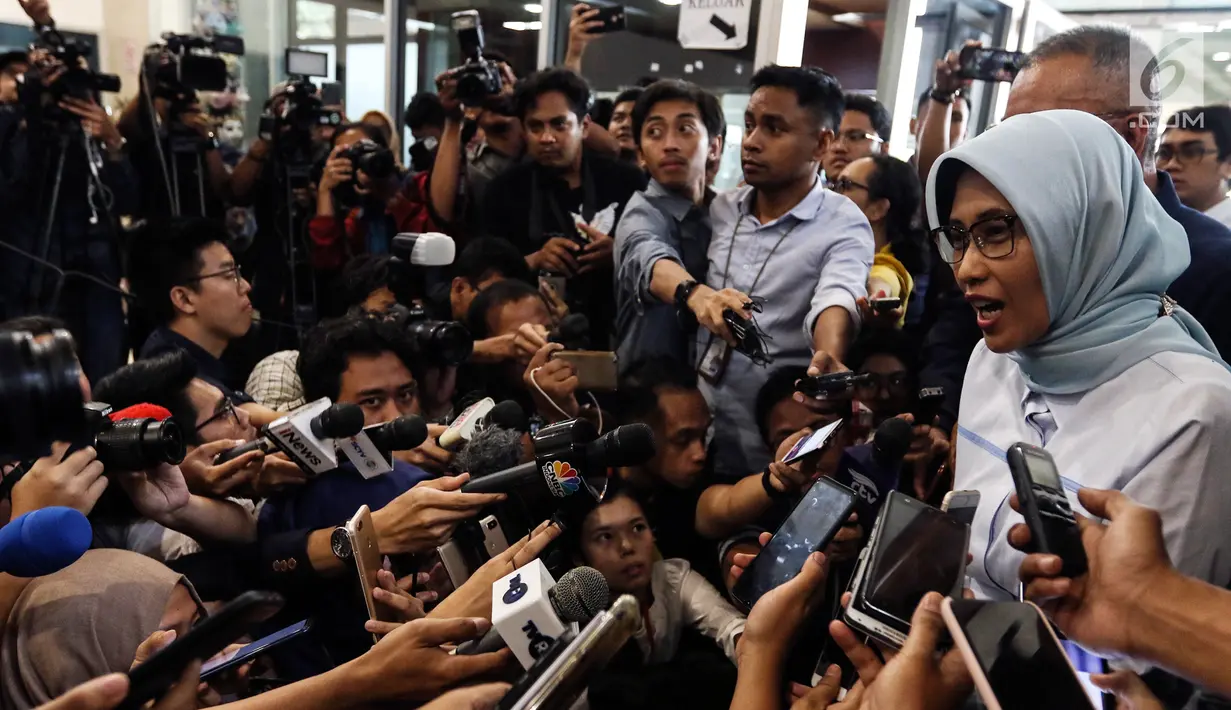 Plt Dirut PLN (Persero) Sripeni Inten Cahyani memberi keterangan usai bertemu Komisi VII DPR di Kompleks Parlemen, Senayan, Jakarta, Selasa (6/8/2019). Sripeni mengatakan dirinya memaparkan kepada Komisi VII DPR mengenai kronologi pemadaman listrik massal. (Liputan6.com/JohanTallo)