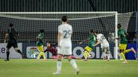Striker Timnas Indonesia U-22, Mauro Zijlstra mencetak gol ke gawang Timnas Mali U-22 dalam laga uji coba di Stadion Pakansari, Bogor, Selasa (15/11/2025). (Bola.com/Bagaskara Lazuardi)