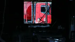 Seorang wanita menangis mengamati sebuah asmara sekolah yang hangus terbakar di Thailand utara, Senin (23/5). 17 siswi tewas setelah kebakaran menghanguskan asrama sekolah untuk anak-anak suku pedalaman miskin itu. (REUTERS/Athit Perawongmetha)
