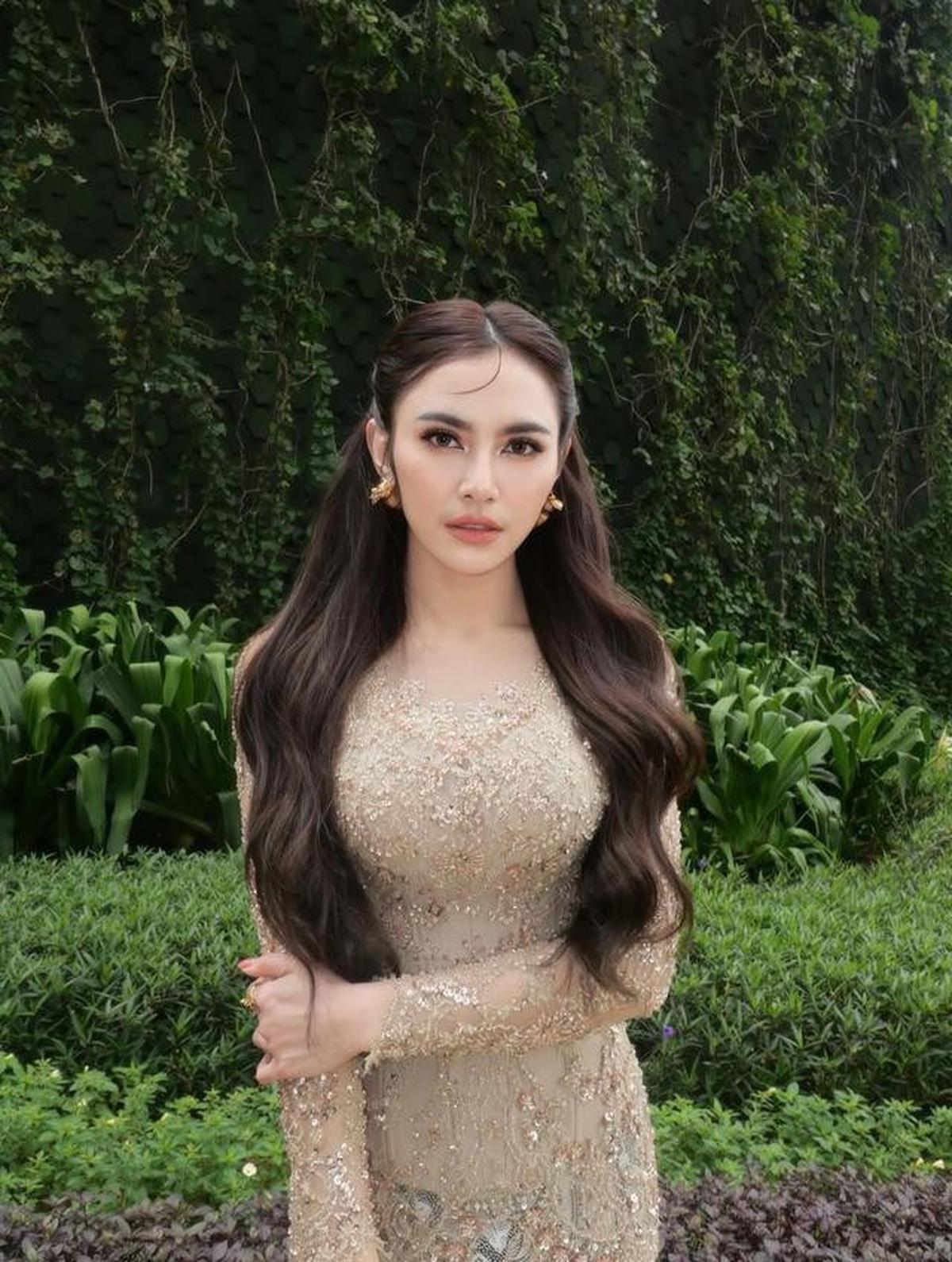 5 Model Kebaya Mahalini di Pernikahan Ranggaz Laksmana, Warna Champagne yang Elegan