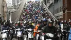 Pengendara sepeda motor memenuhi sebuah jembatan pada jam sibuk pagi hari di Taipei, Taiwan, Senin (14/3/2016). Di Taipei, orang lebih banyak memilih naik motor untuk mengejar waktu atau bisa dengan mudah mampir ke beberapa tempat. (REUTERS/Tyrone Siu)