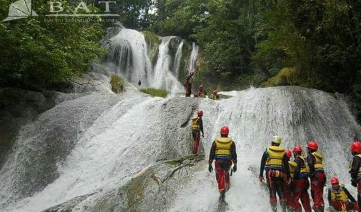 Melompat dari Atas Bebatuan