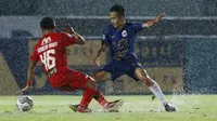 Gelandang Persija Jakarta, Osvaldo Haay (kiri) berebut bola dengan gelandang PSIS Semarang, Finky Pasamba dalam laga pekan kedua BRI Liga 1 2021/2022 di Indomilk Arena, Tangerang, Minggu (12/9/2021). Kedua tim bermain imbang 2-2. (Foto: Bola.Com/M. Iqbal