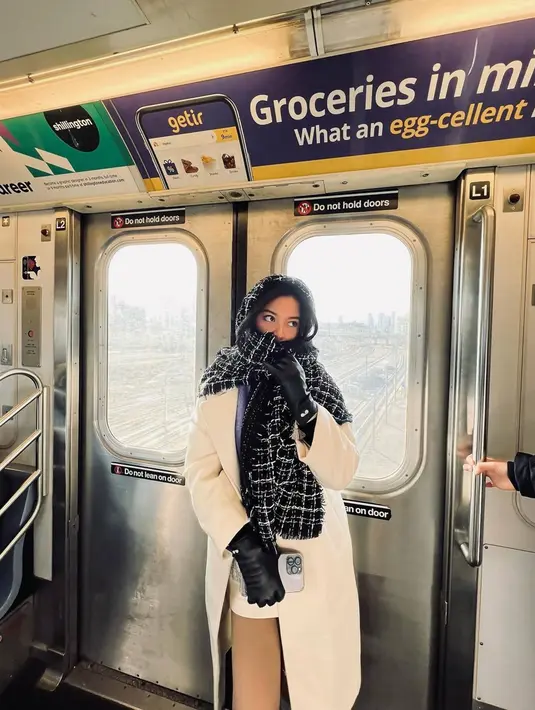 Jalan-jalan di New York saat musim dingin, ia pun tetap tampil keran dengan mantel hangatnya. Sambil jalan-jalan ia pun sempat menaiki kereta yang malah menjadi bahan bercandaan netizen. (Liputan6.com/IG/@yorikooangln_)