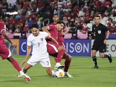 Pemain Timnas Indonesia U-23, Marcelino Ferdinan, berusaha melewati pemain Qatar U-23 pada laga Piala Asia U-23 2024 di Stadion Jassim Bin Hamad, Doha, Qatar, Senin (15/4/2024). Garuda Nusantara tumbang dengan skor 2-0. (Dok.PSSI)