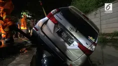 Tidak adanya pembatas jalan dengan parit, membuat sebuah minibus terjun bebas ke dalam parit di kawasan Cakung Timur, Jakarta Timur.