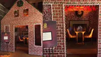 Mirip dengan rumah di dongeng Hansel dan Gretel, bangunan ini terbuat dari kue jahe keseluruhannya dan menjadi restoran eksklusif.