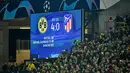 Suporter Dortmund bersorak di tribun selama pertandingan grup A Liga Champions antara Borussia Dortmund dan Atletico Madrid di stadion BVB di Dortmund, Jerman (24/10). Dortmund menang 4-0 atas Atletico. (AP Photo/Martin Meissner)