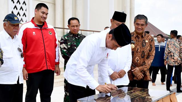 Jokowi Resmikan Masjid Agung Madaniyah Karanganyar