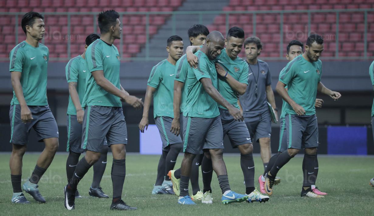 Pemain Timnas Indonesia saat mengikuti sesi latihan jelang laga melawan Fiji di Stadion Patriot, Bekasi, Jumat, (1/9/2017). Indonesia akan menjalani laga Persahabatan melawan Fiji. (Bola.com/M Iqbal Ichsan)