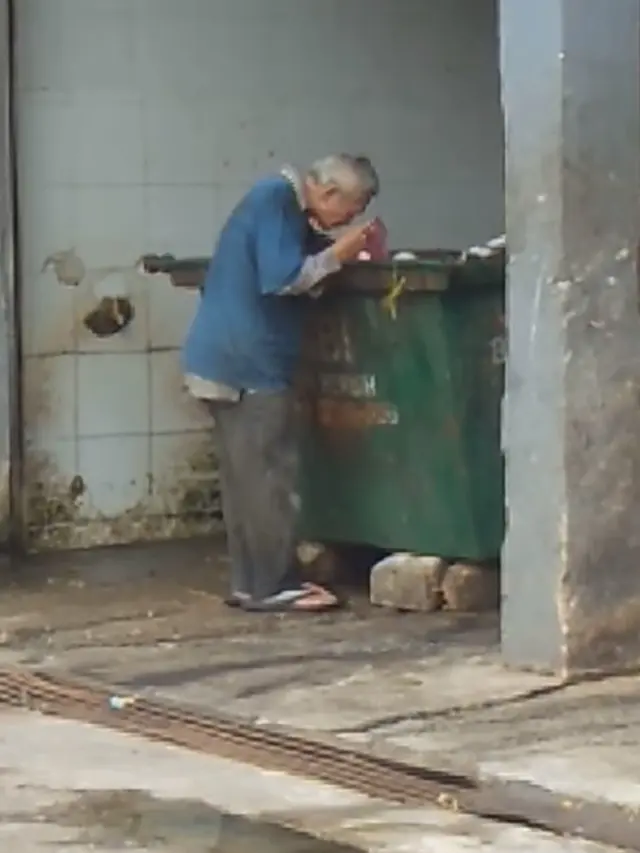 video kakek di malaysia mengais sampah