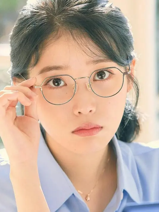 Anti-mainstream, pentagon glasses atau kacamata segi lima yang dikenakan IU juga cocok untuk pemilik wajah bulan. Makin kece! (Instagram/iu_leejieun516).