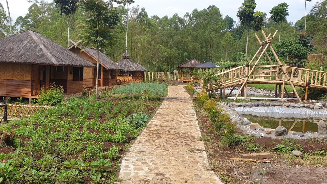 Kalangan pengusaha hotel dan restoran Kabupaten Garut, Jawa Barat, menjerit akibat minimnya okupansi atau tingkat hunian hotel pada liburan natal dan tahun baru (Nataru) tahun ini. (Liputan6.com/Jayadi Supriadin)