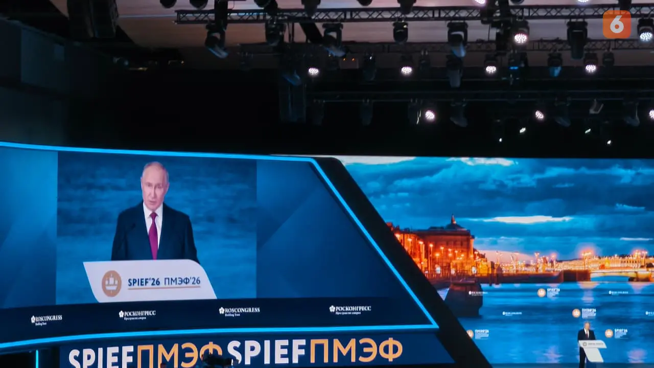 Presiden Rusia Vladimir Putin menyampaikan pidato sambutan dalam SPIEF 2026 Plenary Session di St. Petersburg, Jumat (5/6/2026).