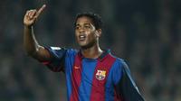 2. Patrick Kluivert - Patrick Kluivert berhasil meraih gelar juara La Liga pada musim pertamanya di Barcelona. Pemain asal Belanda ini menorehkan 122 gol dari 257 pertandingannya bersama Barcelona. (AFP/Lluis Gene)