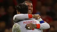 Bek Spanyol, Sergio Ramos berselebrasi dengan Alvaro Morata usai mencetak gol ke gawang Wales pada uji coba internasional di Stadion Principality, Cardiff, Inggris (11/10). Spanyol menang telak 4-1 atas Wales. (AFP Photo/Geoff Caddick)