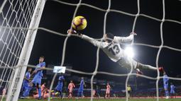 Striker Barcelona, Luis Suarez, mencetak gol ke gawang Getafe pada laga La Liga di Stadion Alfonso Perez, Minggu (6/1). Barcelona menang 2-1 atas Getafe. (AP/Manu Fernandez)