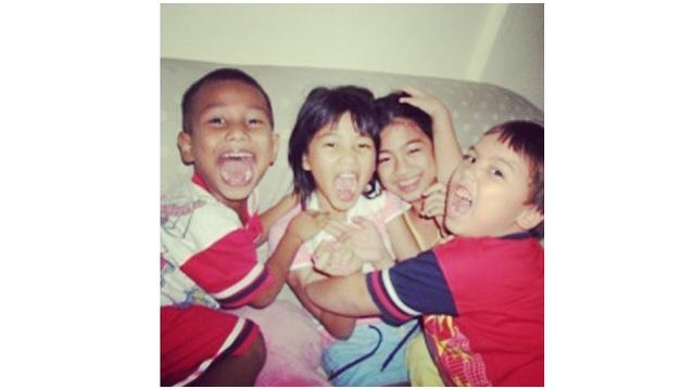 Masa kecilnya terlihat akrab dengan anak seusianya, penuh dengan keceriaan.