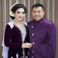Penampilan Ashanty dalam balutan kebaya kutu baru velvet berwarna ungu tua ini juga tak boleh dilewatkan. Pesona ningrat memancar dengan padu padan kain batik dan riasan wajah bold yang lengkap dengan gaya rambut sanggulnya. [Foto: Instagram/ashanty_ash]